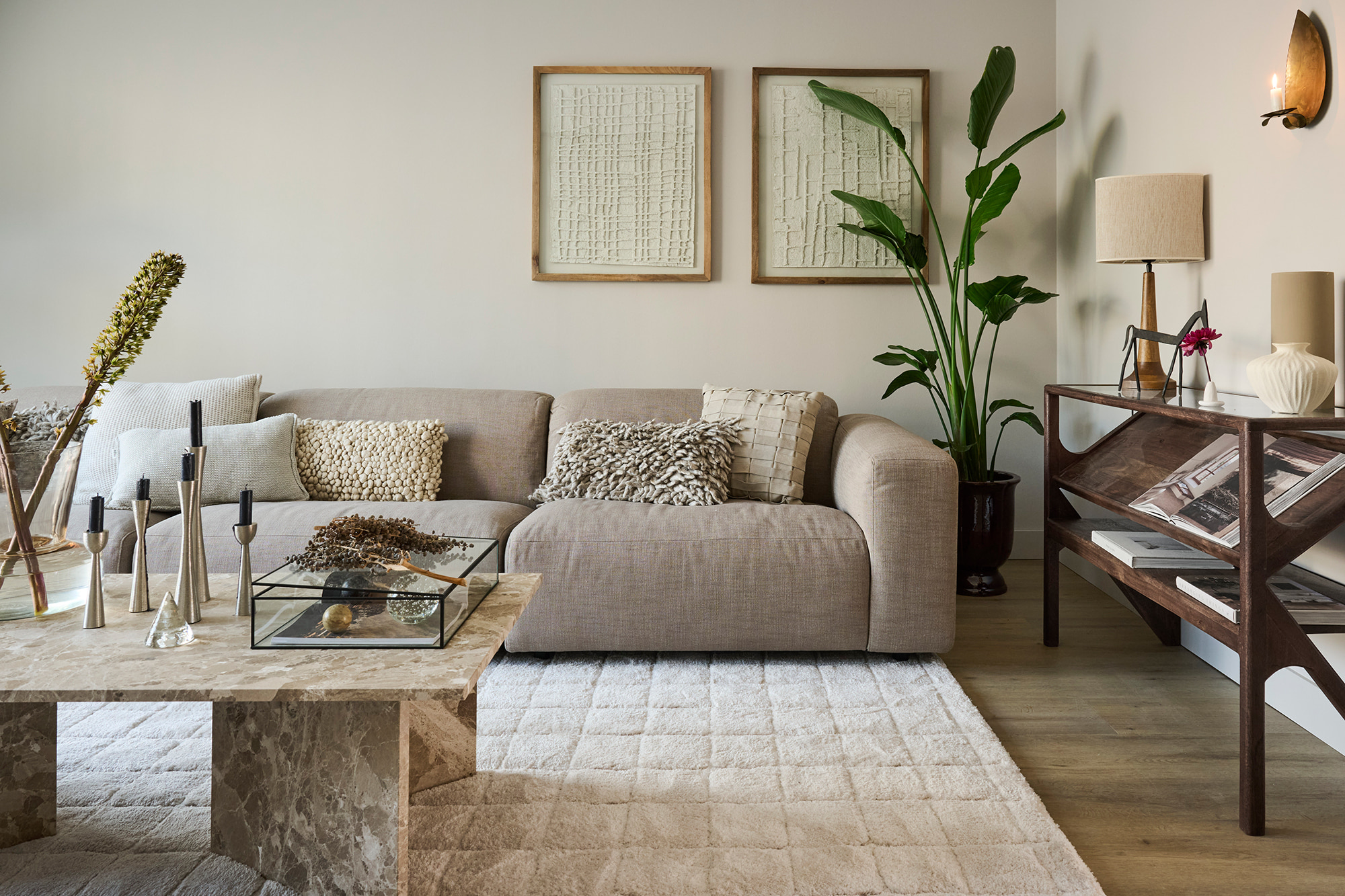 woonkamer met bank, koffietafel en decoratie